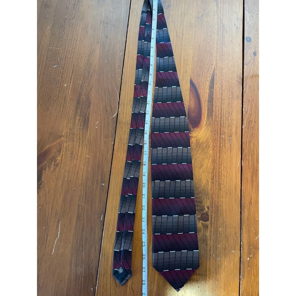 Murano Striped Mens Tie 100% Silk Made in USA Mens Red Gray Geometric Design - Picture 6 of 6